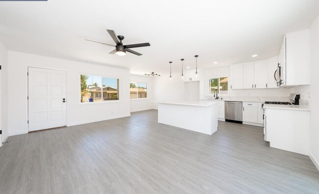 Building Photo - Modern 3-Bedroom Home in Paradise Hills (9...