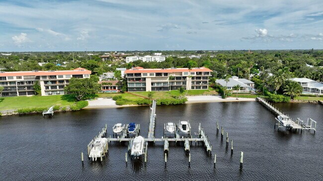 Foto del edificio - 624 SW St Lucie Crescent