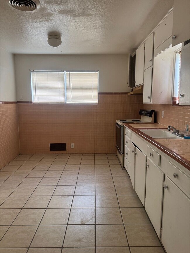 Foto del edificio - Large 2bedrooms 1bathroom bills separated ...