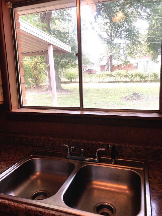 Building Photo - 3409 Robinhood Ln