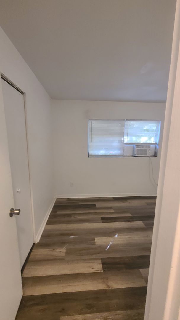 Building Photo - Fully Renovated 3/1 with huge fenced-in ba...