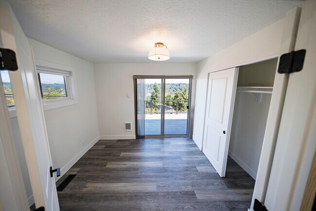 Building Photo - 4685 Riverview Ave