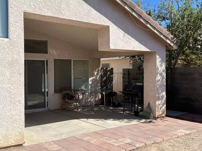 Foto del edificio - 3639 Russian Olive St