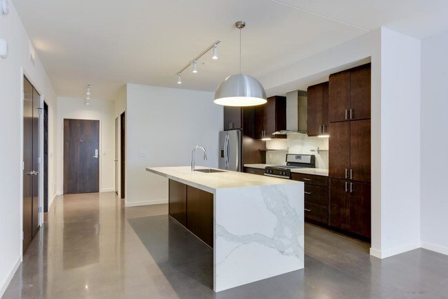 Foto del edificio - 1710 E Lake St