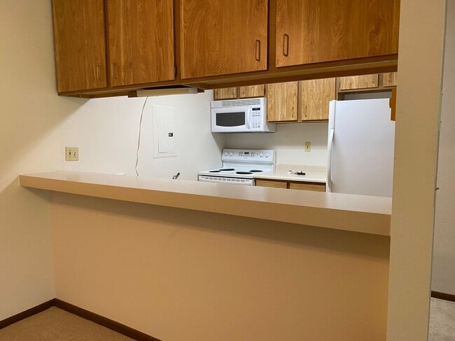 Building Photo - Spacious 2 bed 1.5 bathroom Condominium