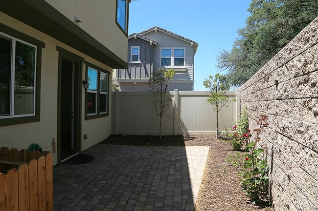 Building Photo - 321 Oak Hill Rd