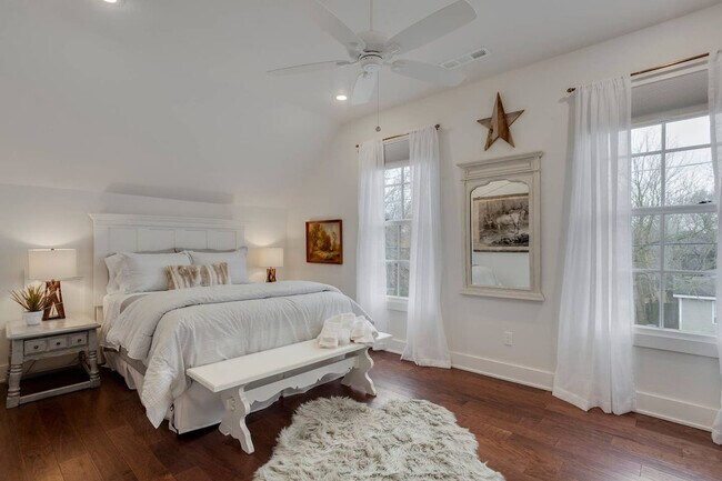 Building Photo - 488 S Block Ave