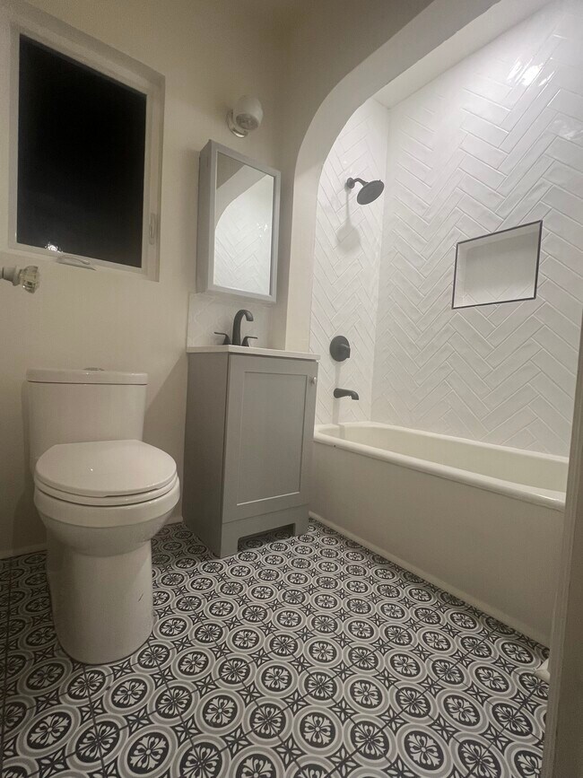 Baño - 2104 Laverna Ave