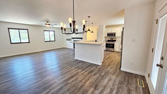 Foto del edificio - Beautiful 3 Bed, 2 Bath with a Bonus Room and Large Yard!