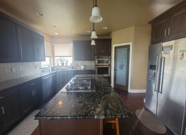 Building Photo - Richland Home with Stunning Views, Comfort...