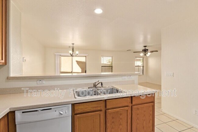 Foto del edificio - 5854 E Harmony Ave