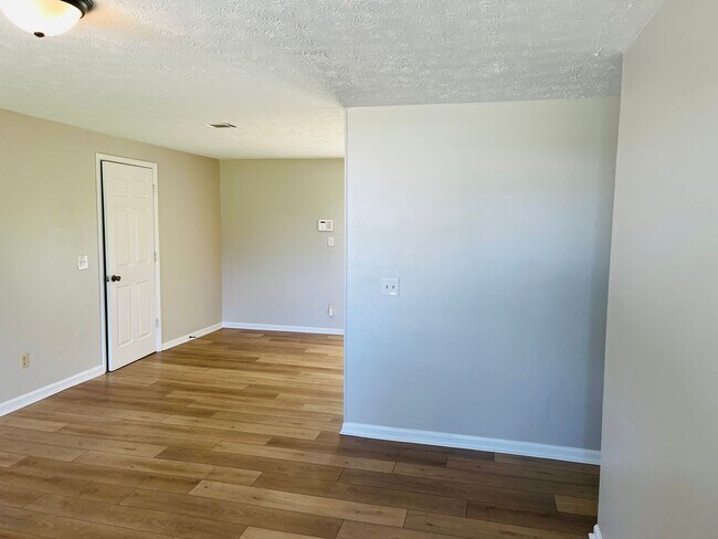 Foto del edificio - Wow! Check out this charming 4-bedroom, 1-...