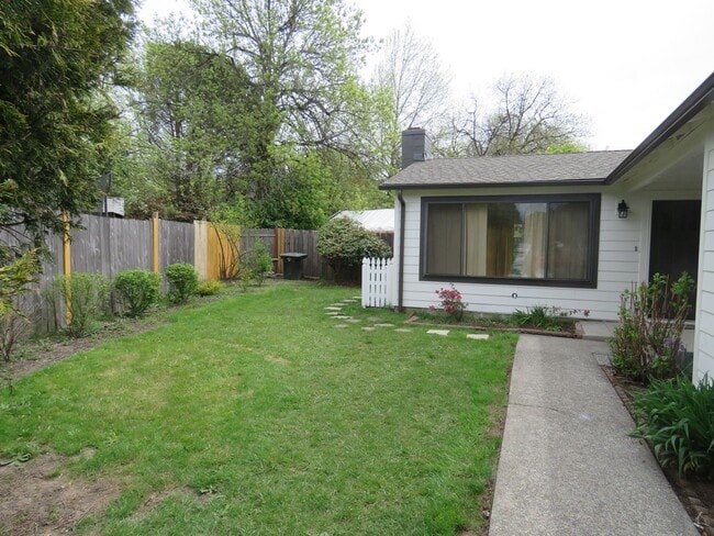 Building Photo - Remodeled Ranch 3 Bedroom 2 Bath with Larg...