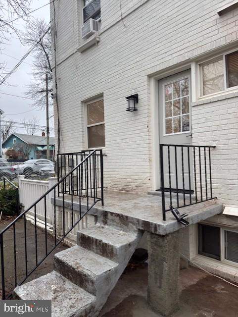 Building Photo - 4253 Brooks St NE