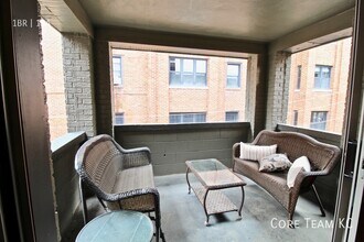 Building Photo - 710 W 48th St