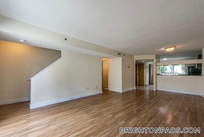 Foto del edificio - 152 N Beacon St
