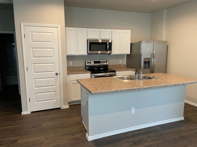 Building Photo - *48 Hour Look & Lease Bonus!* Three Bedroom | Two Bath Home in Scott's Hollow