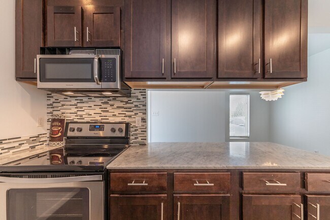 Foto del edificio - Modern Luxurious Lafayette Townhome for Rent (Right Across From the Oil Center)!