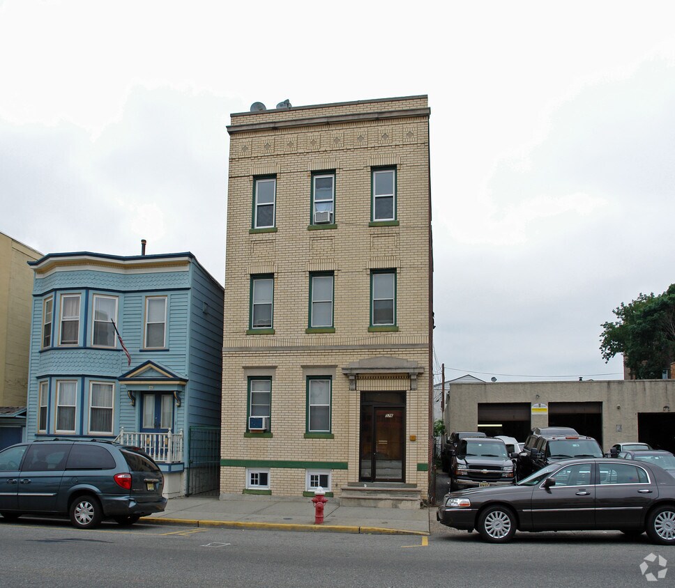 Building Photo - 576 32nd St