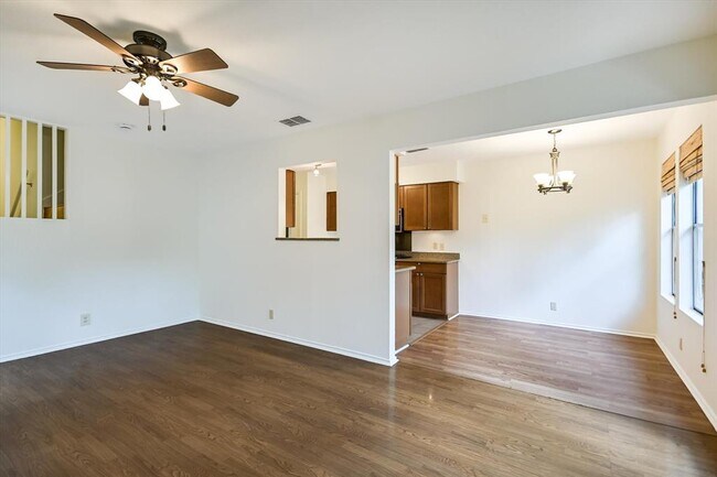 Foto del edificio - 3500 Larchmont Cove