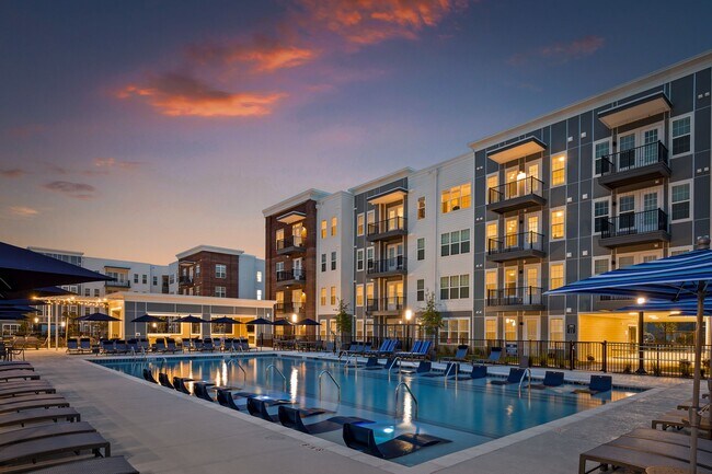 Atardecer en la piscina - Borough 33 Apartments