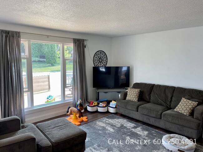 Foto del edificio - 4 Bed 2 Bath Home