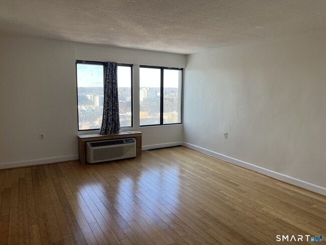 Foto del edificio - 60 Strawberry Hill Ave