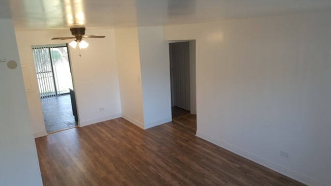 Foto del edificio - 1851 N Green Ln N
