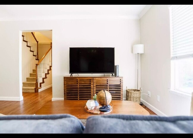 Building Photo - Beautiful 4BR 1.5B Townhouse in Mountain View