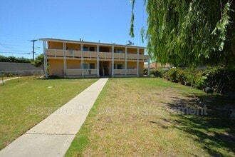 Building Photo - 950 W Cedar Ct