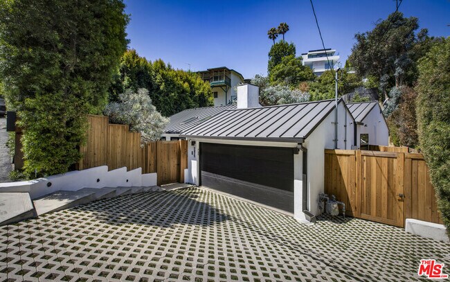 Building Photo - 2425 Rinconia Dr
