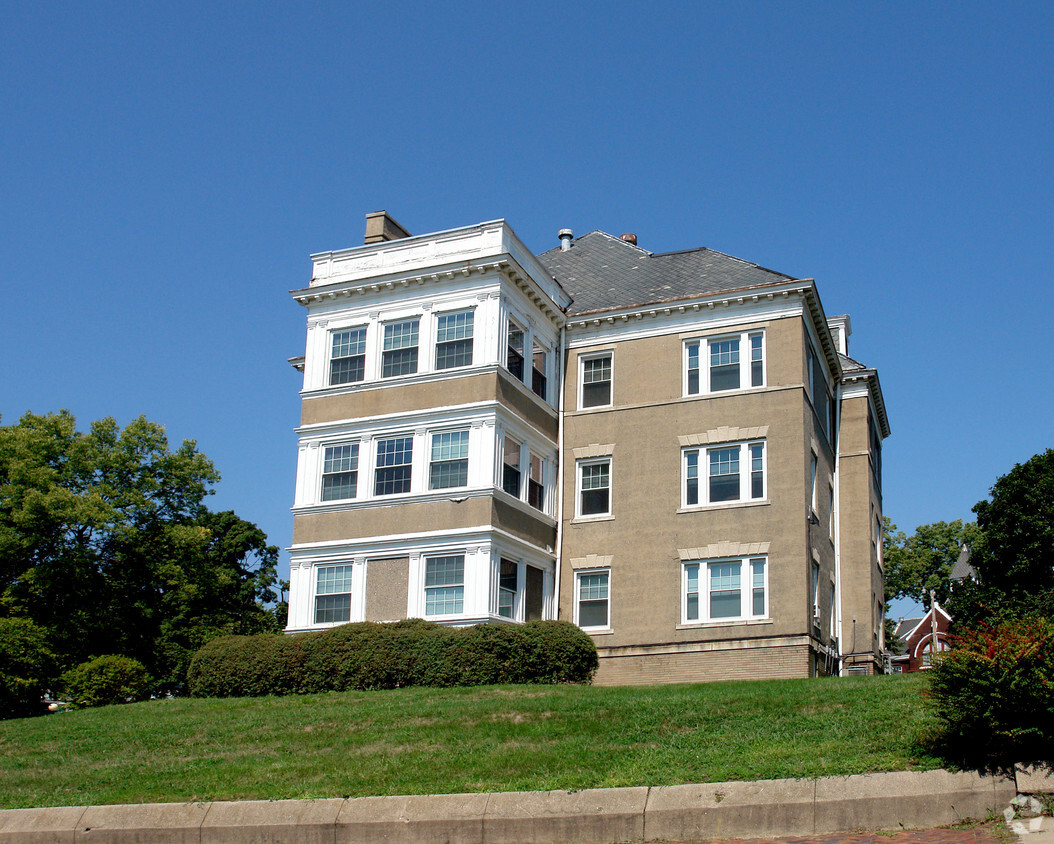 Building Photo - 802 N Sheridan Rd