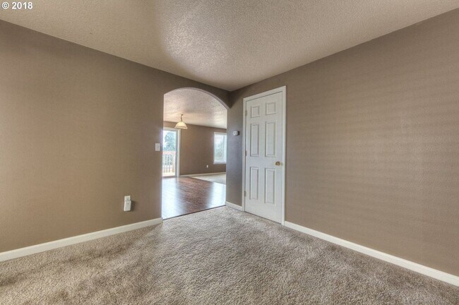 Foto del edificio - Spacious 4 Bedroom East County Home With C...