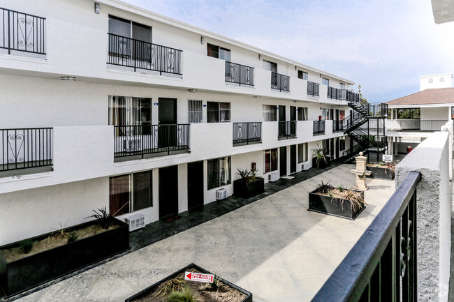 Courtyard - Park Townhome Apartments