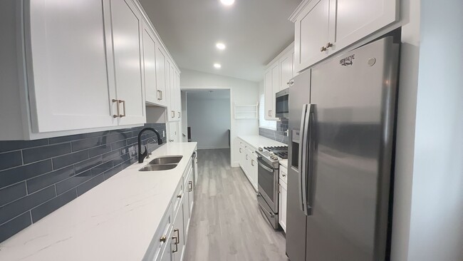 Building Photo - 212 Waverly Dr