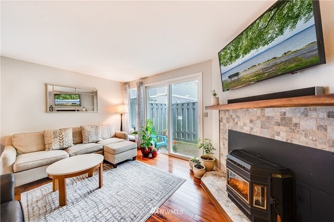 Foto del edificio - Beautifully Remodeled 2 bed/1.5 Bath Townh...