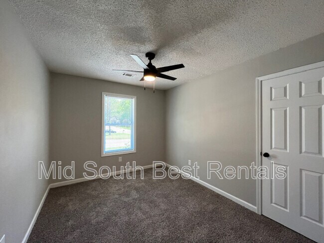 Building Photo - 4185 Wagon Wheel Dr