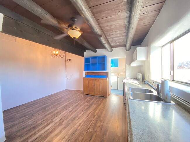 Building Photo - Rustic Santa Fe Charm on Kathryn Ave.