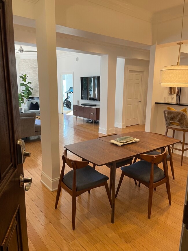 Open floor plan - 560 Dutch Valley Rd NE