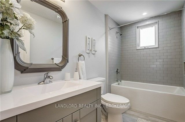 Photo du bâtiment - 28 Holwood Ave