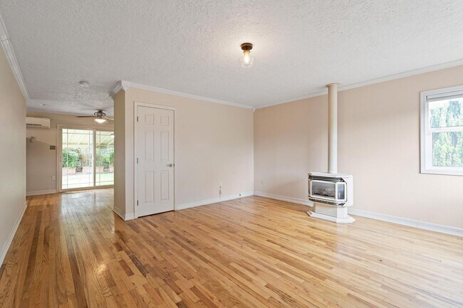 Building Photo - Charming 2-bdr/1-bath Bungalow in St. John...