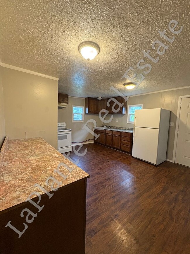 Building Photo - Welcome to this Charming 3-Bedroom Home Ne...