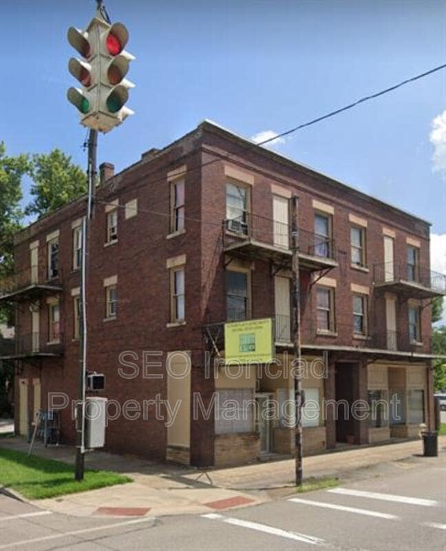 Building Photo - 906 Putnam Ave