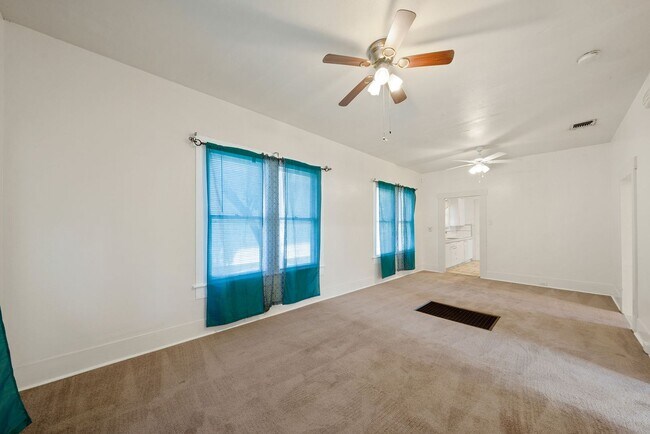 Foto del edificio - 2 Bedrooms and 1 Bathroom located in Denver Heights Subdivision