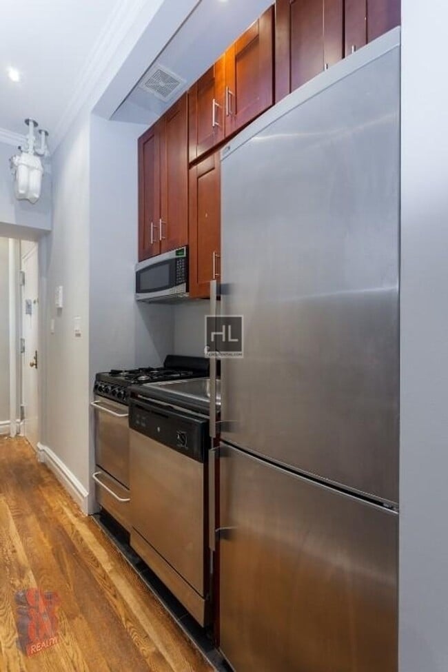 Building Photo - Mott Street