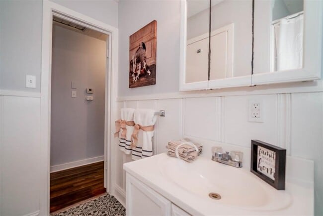 Full Bath - 812 Glencrest Ln