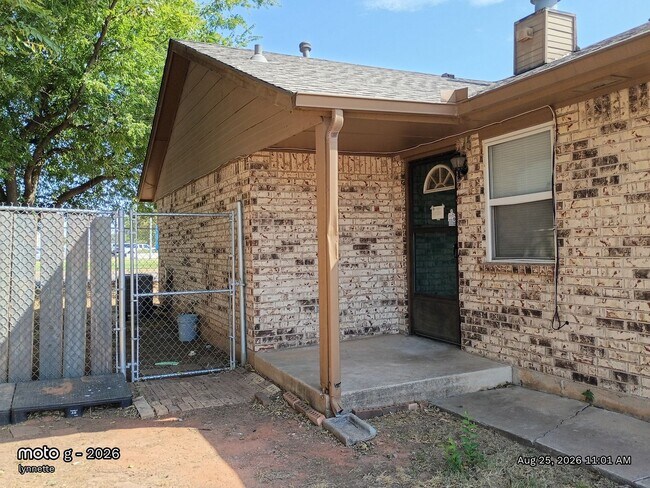 Building Photo - 515 Peppertree Ln