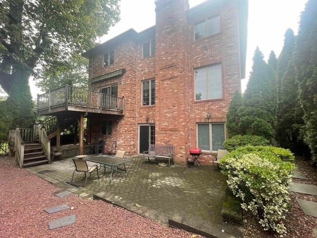 Building Photo - 13 1st St