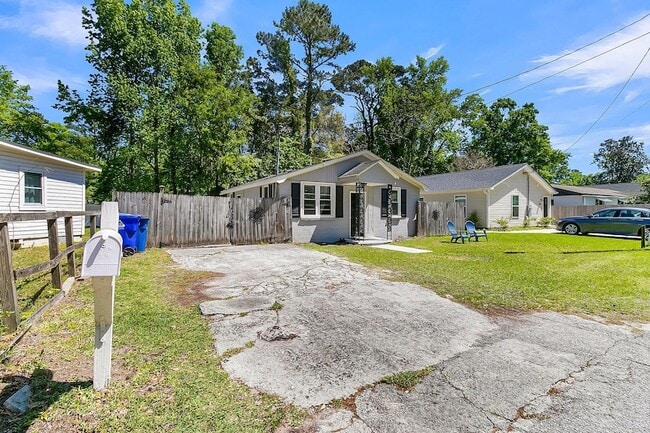 Building Photo - 1442 Agatha St