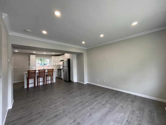 Building Photo - Freshly Renovated 2 Bed 1 Bath Townhome in...
